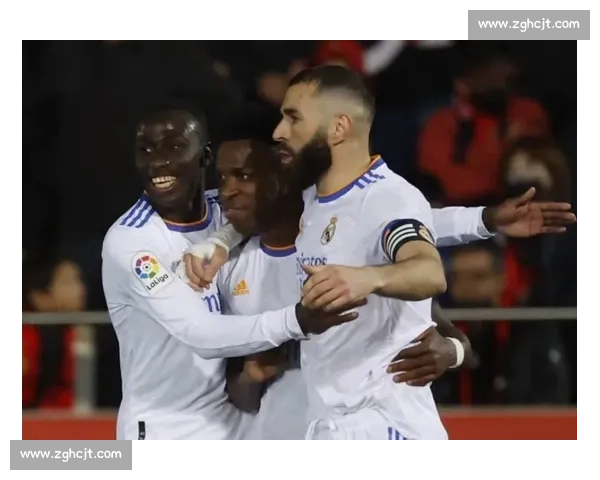 国家德比温情瞬间：佩德里与维尼修斯的对抗与尊重